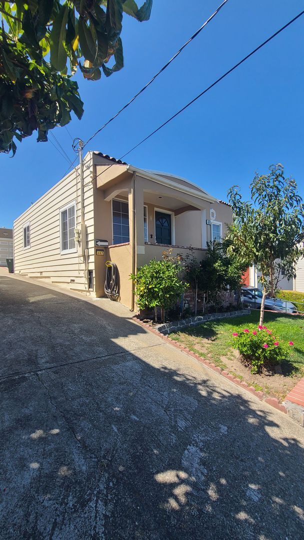 Building Photo - 469 Cypress Ave