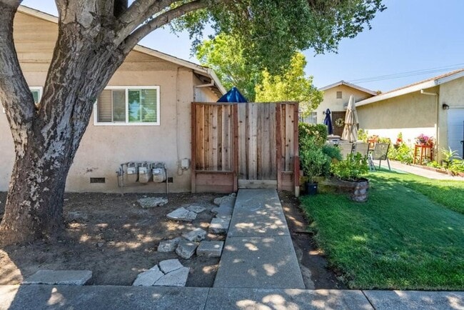 Building Photo - 7191A Rosanna St