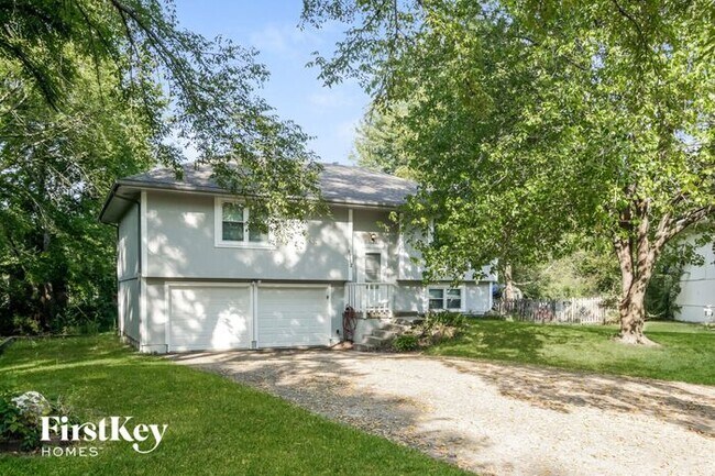 Building Photo - 1712 NE White Dr