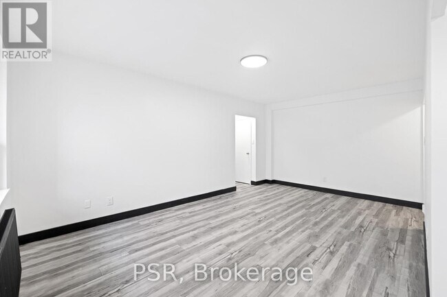 Photo du bâtiment - 600-600 Eglinton Ave W