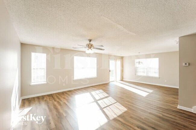Foto del edificio - 6222 Hickory Ln Cir