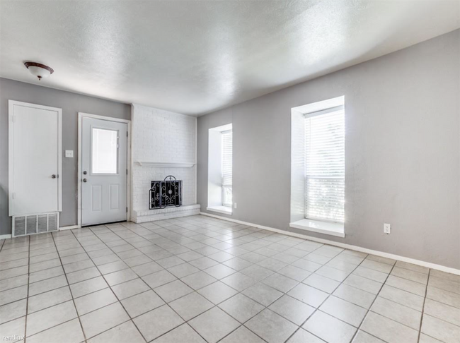 Building Photo - 3 br, 2.5 bath 4plex - 3630 Rickshaw Drive...