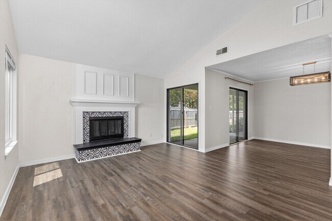 Building Photo - Stylish Comfort, Character, and Convenienc...