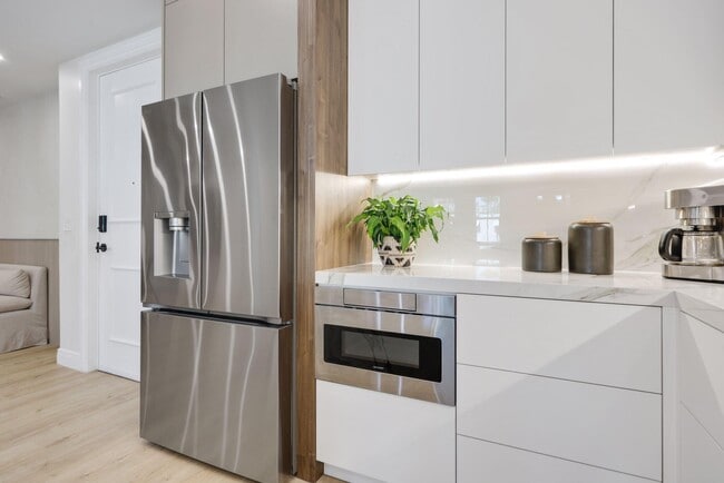 Building Photo - 200 NE 2nd Ave