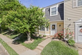 Building Photo - 9852 Oakdale Woods Ct