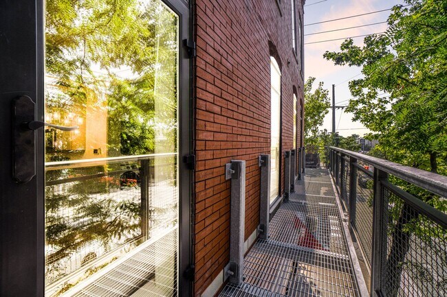 Foto del edificio - Modern 1 Bedroom, 1 Bath Apartment Home  Located In Historic Westport