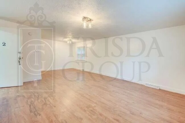 Foto del edificio - Avail June 1st! Renovated Crafton 2BR Apt, A/C, Private laundry/storage, Parking, Pets OK!