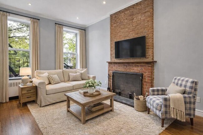 Building Photo - 564 Hudson St