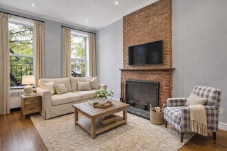 Building Photo - 564 Hudson St