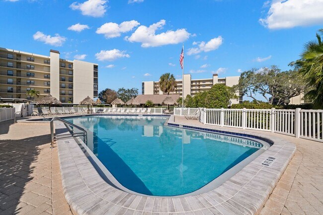 Foto del edificio - 2700 Cove Cay Dr