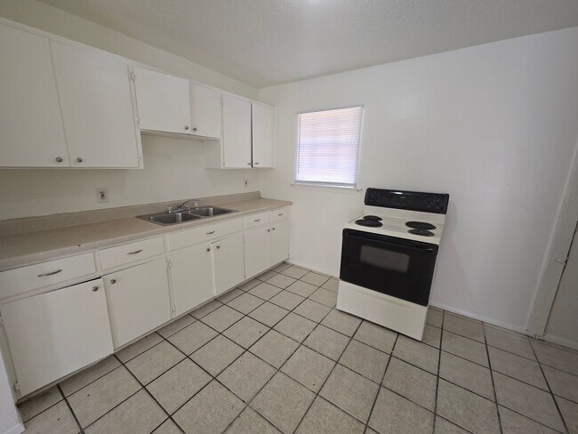 Building Photo - Section8 Accepted