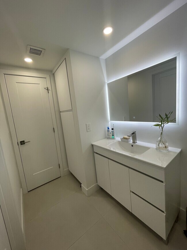 Baño. Se muestra la puerta del huésped y el armario de ropa de cama. - 7505 SW 82nd St