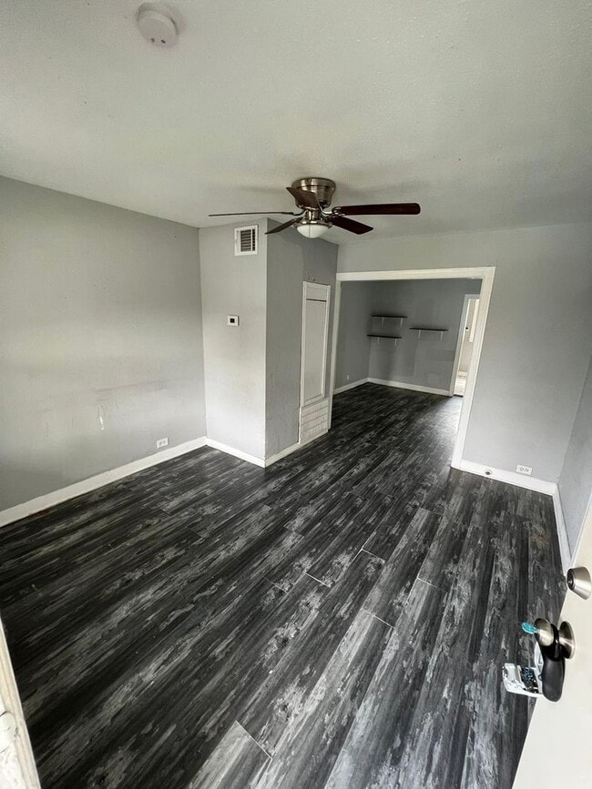 Building Photo - 3012 Live Oak St