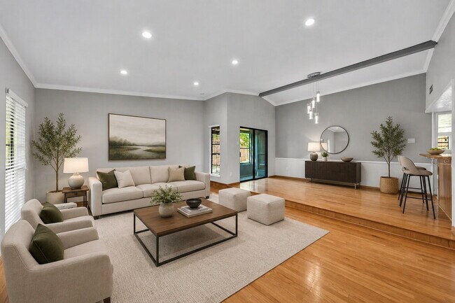 Foto del edificio - "Spacious 4-Bedroom Retreat with Pool & Elegant Finishes in Plano!"