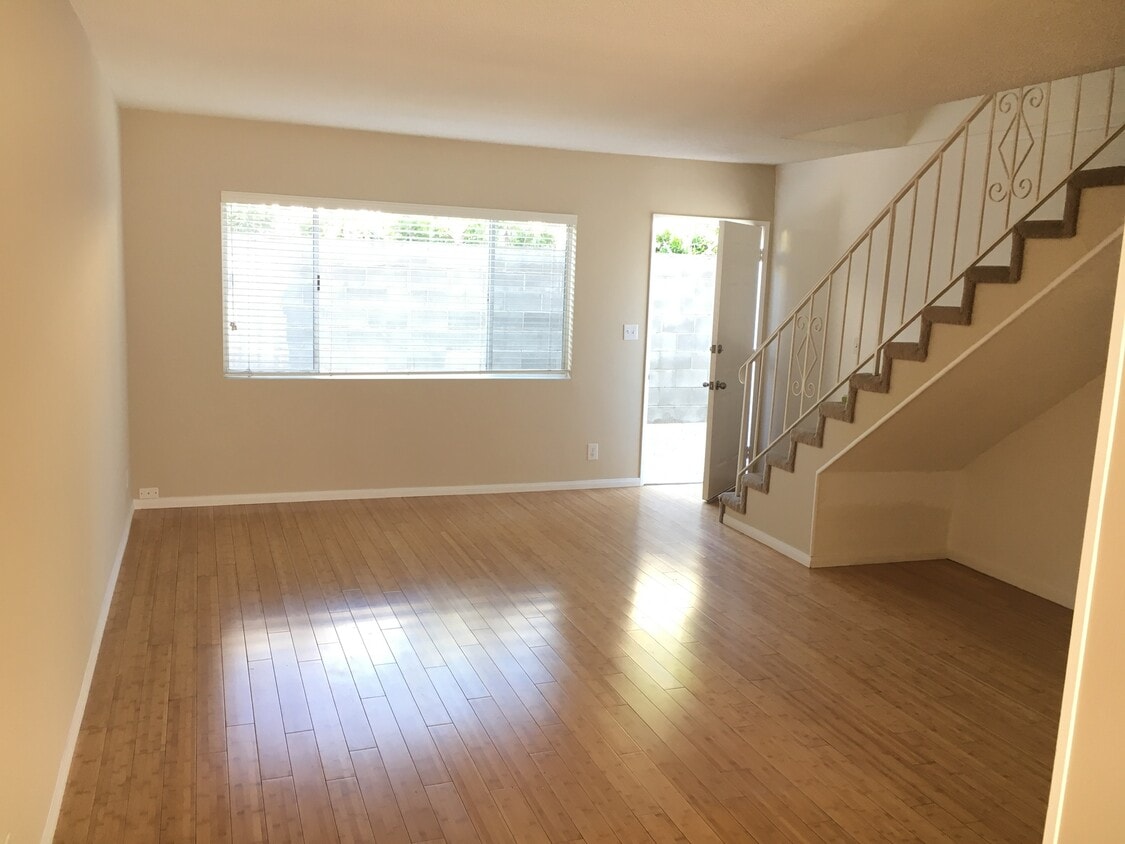 Living Room - 1511 Yale St