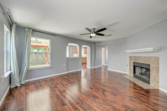 Foto del edificio - 5205 Hutchinson Dr