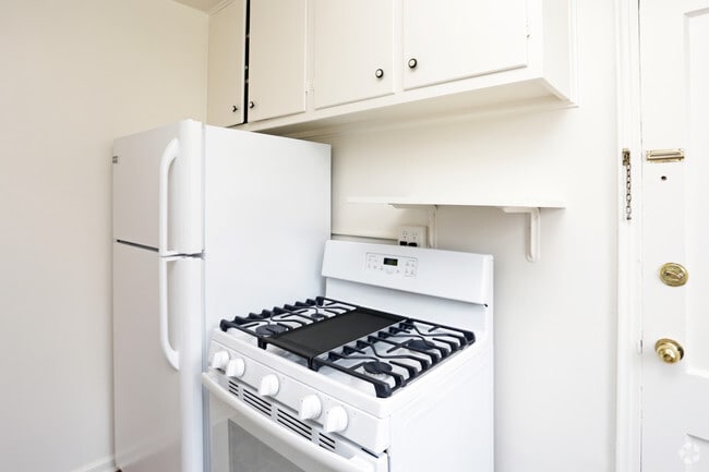 Kitchen - Franklin Court Apartments