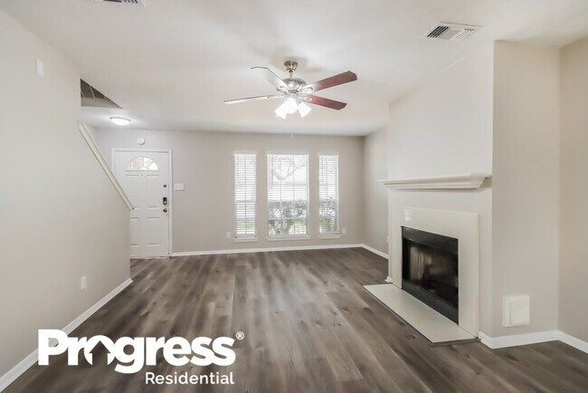 Foto del edificio - 18450 Hollow Oaks Cir