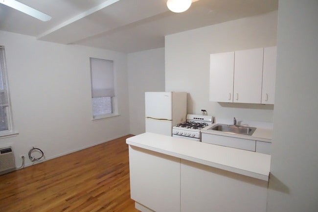 Building Photo - 5959 N Kenmore Ave