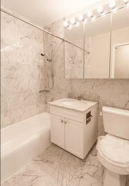 Foto del edificio - 245 E 32nd St