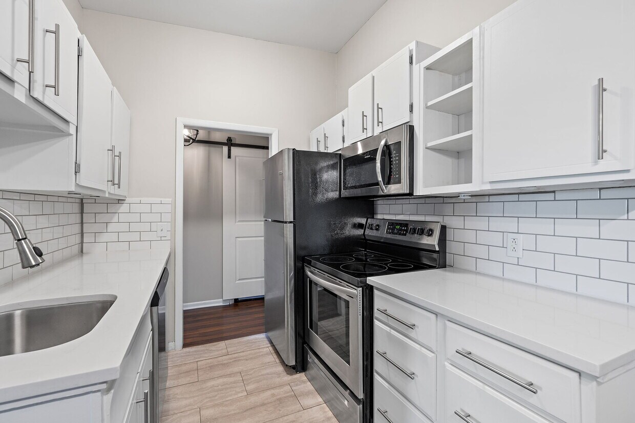 Foto principal - 4425 Westlawn Dr