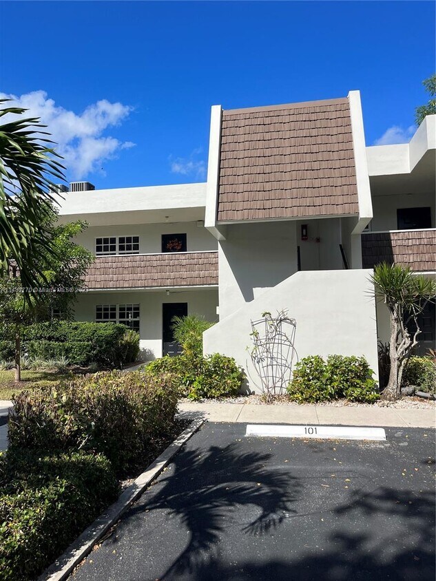 Primary Photo - 4017 N Cypress Dr