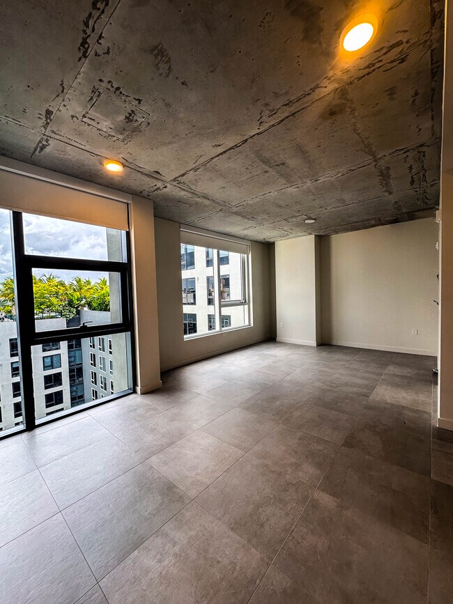 Foto del edificio - 243 NW 32nd St