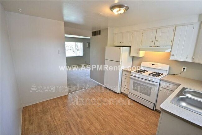 Building Photo - 2000 7800