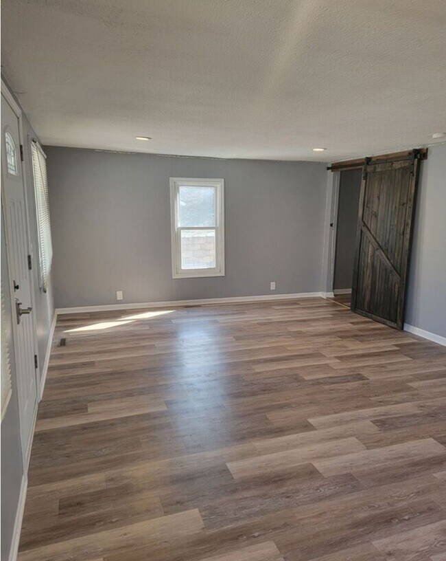 Foto del edificio - 2 bedroom with amazing yard!