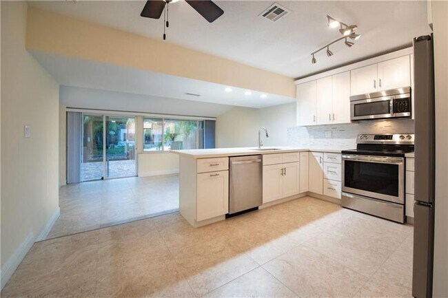 Building Photo - 924 Orange Isle