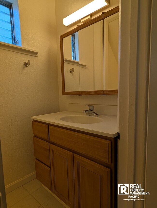 Building Photo - Charming 2BR Home with Private Deck & Shared Backyard – Oakland