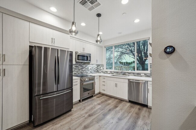Foto del edificio - 3 Bedroom Townhome in Oakland