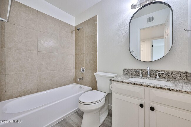 Foto del edificio - 6024 W Golden Ln