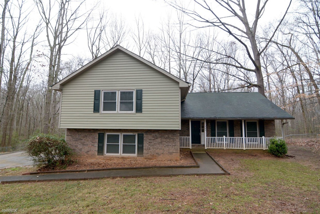 4 br, 2 bath House 265 N Fayette Court House Rental in Fayetteville