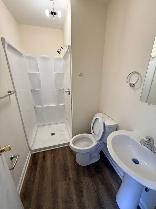 Foto del edificio - 4 bedroom 2 bath HOUSE!