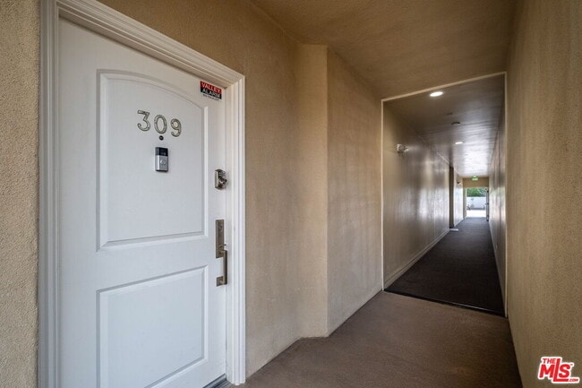 Foto del edificio - 15206 Burbank Blvd