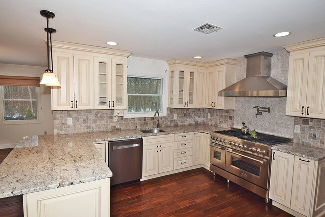 Foto del edificio - 396 Eastport Manor Rd