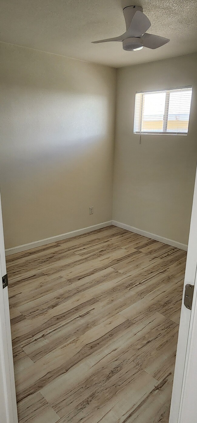 Building Photo - 2026 E Glenrosa Ave