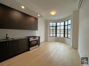 Building Photo - Luxurious 2 bedroom/1 Bathroom duplex apt ...