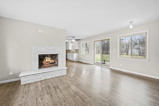 Building Photo - 24955 Lakeland St