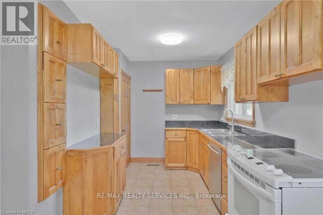 Photo du bâtiment - 675 Inverness Ave