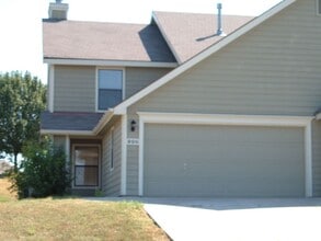 Building Photo - 900 Christie Ct