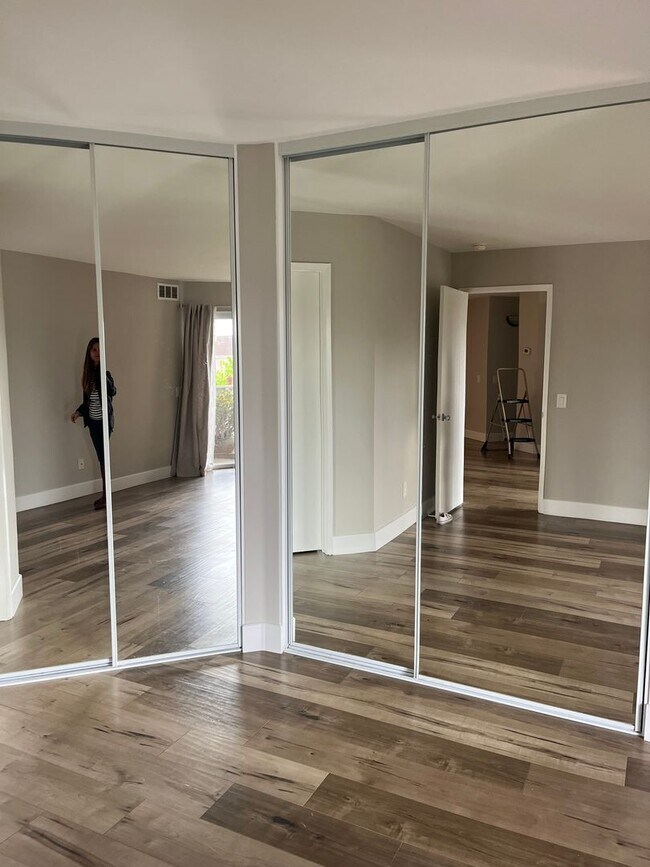 Building Photo - Updated 2 bedroom condo in Fashion Valley
