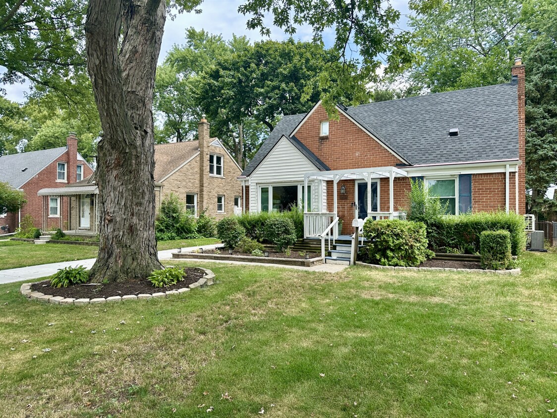 Foto principal - Charming Royal Oak 3-Bed with Sunroom, Dec...
