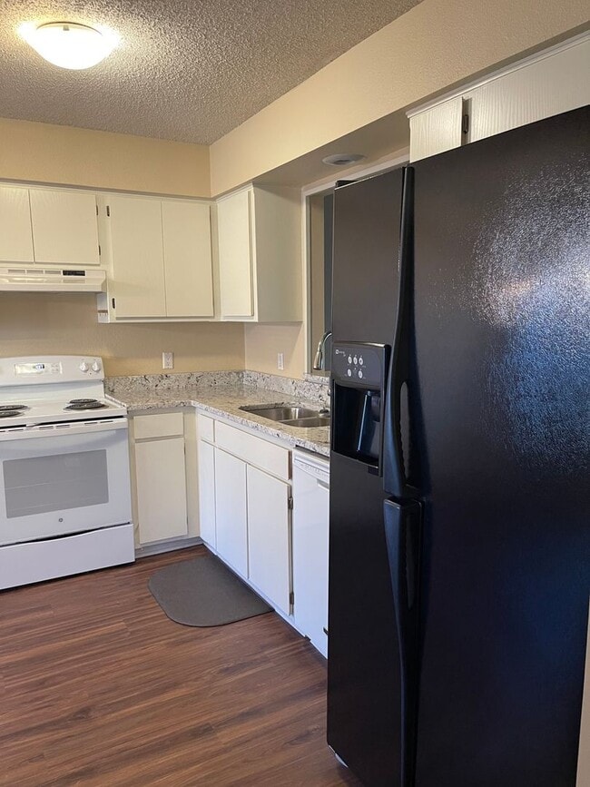 Foto del edificio - 2 Bedroom, 1.5 bathroom townhome located in a quiet neighborhood. Amenities can be transferred!  ...