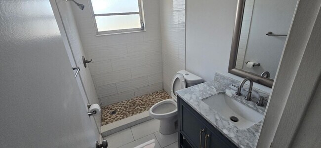 Building Photo - 2209 NE 2nd St