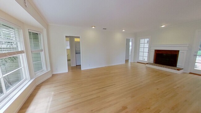 Foto del edificio - Stunning 2 bed / 2 bath Home with hot tub on Foothill!