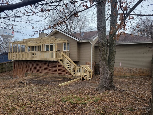 Building Photo - 3 Bedroom 3 Bathroom Walk-out Basement! Oz...