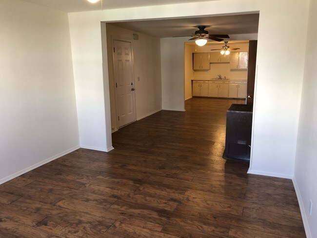 Foto del edificio - 2108 N Western Ave