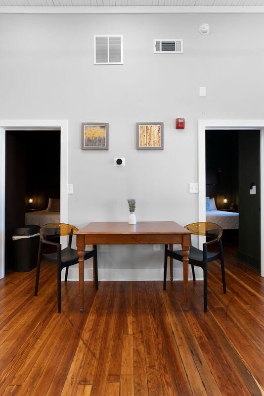 Building Photo - 10 W Main St